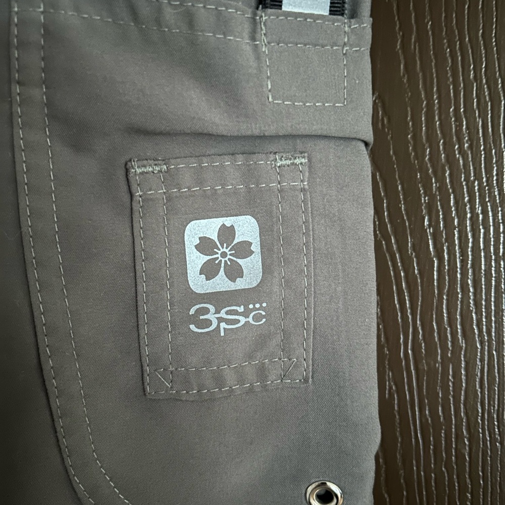 Three Stones. Pre-Loved, Excellent Condition. - Picture 2 of 7